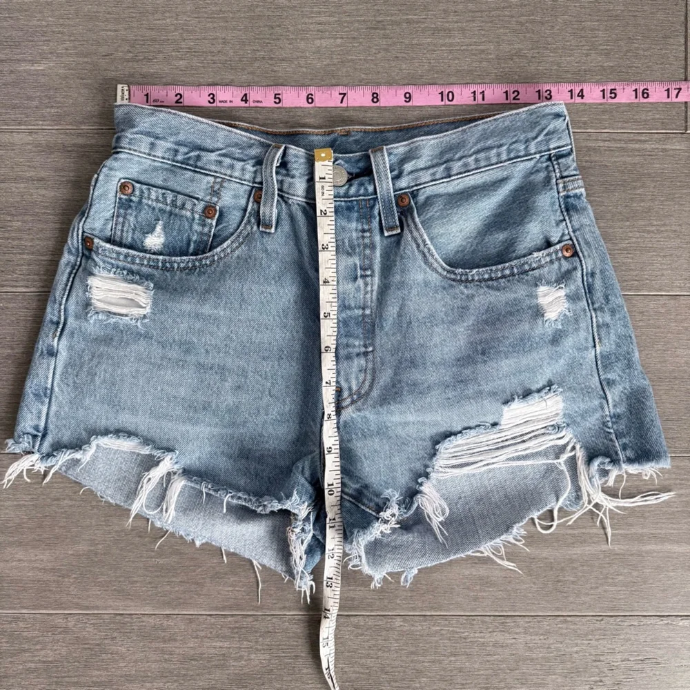 Levi's Women's 501 Cotton High Rise Denim Shorts Sansome St Size 26 56327-0193 - Picture 15 of 16